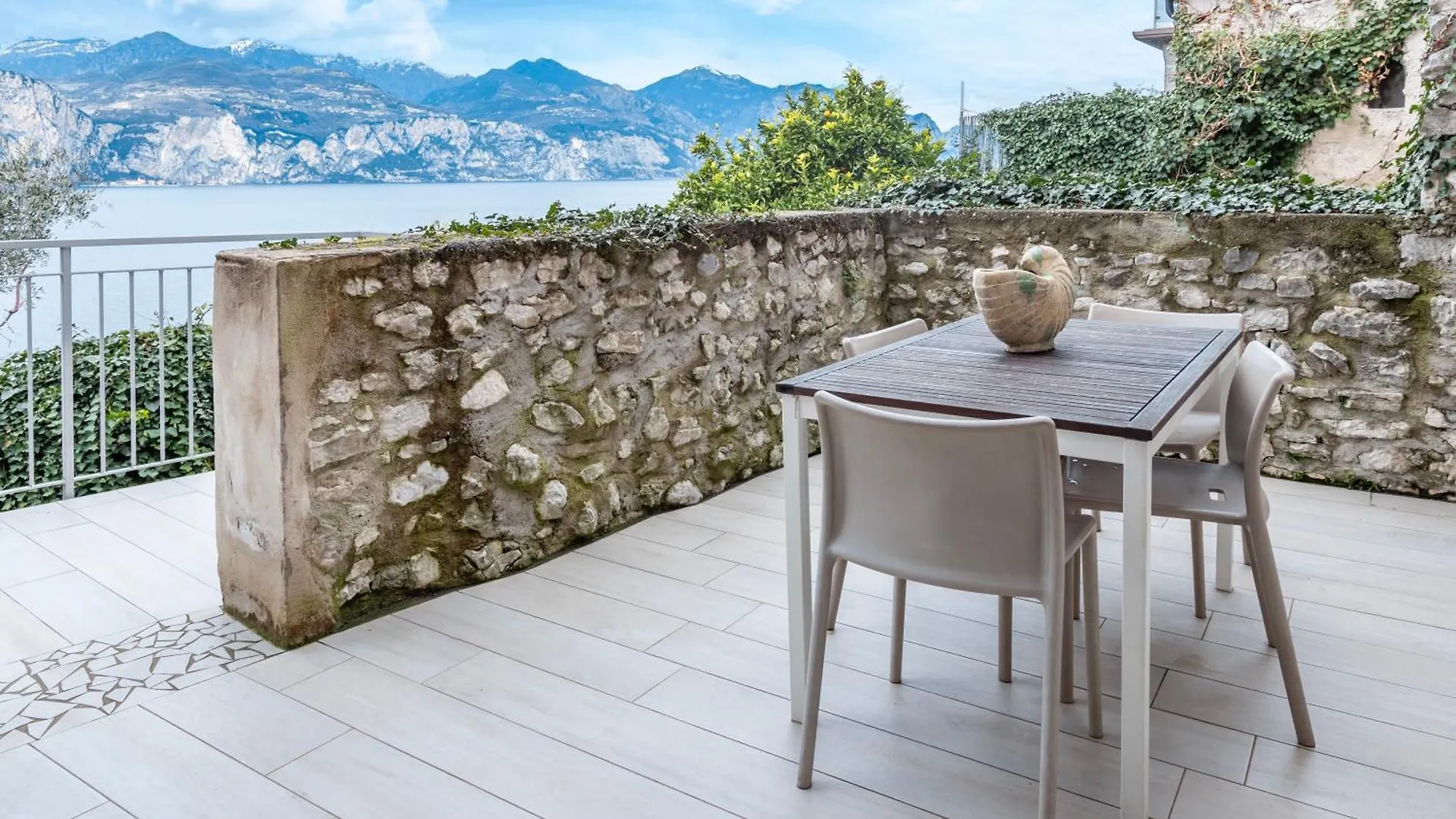 Ca De L'Angelon Aparthotel Brenzone sul Garda Italy